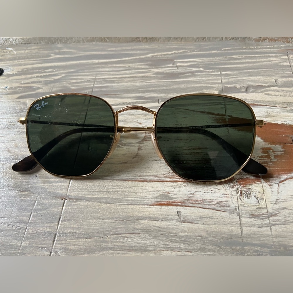 Used Ray Ban glasses. No scratches.